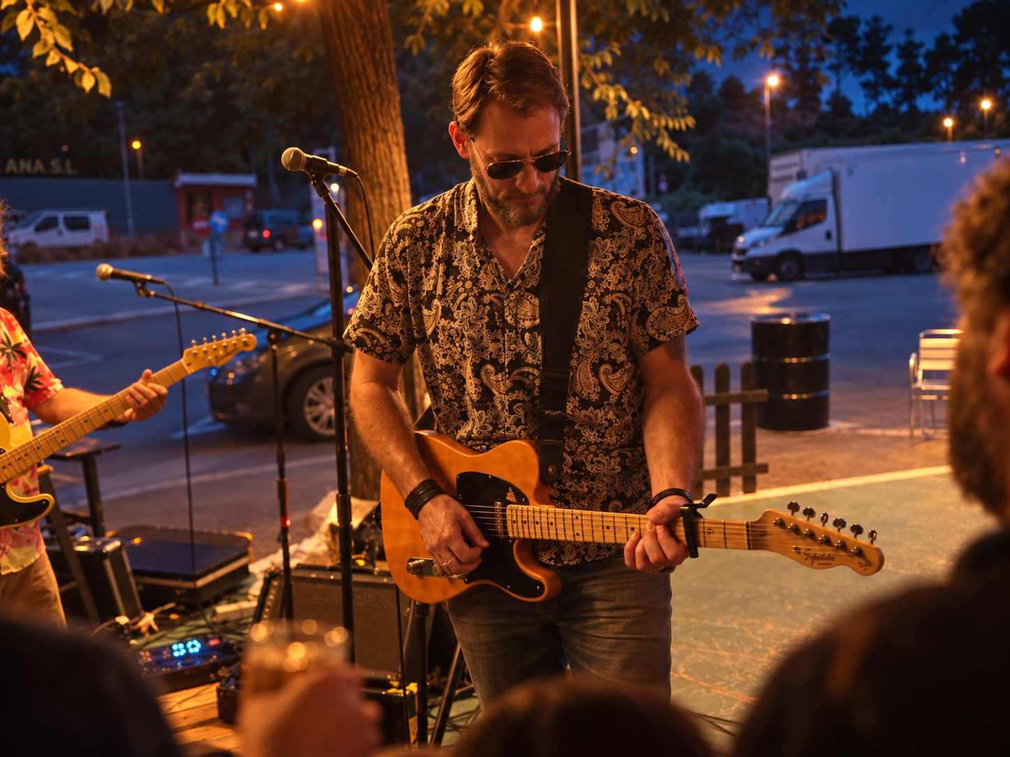 Ricky Brown concentrado con su guitarra durante un ensayo nocturno